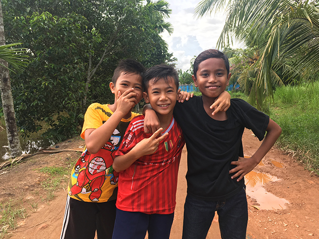 Kids in the suburbs of Pontianak, Indonesia